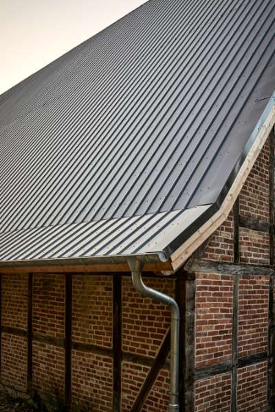 Schöne Dachkonstruktionen werden mit Pfannenblechen zum Leben erweckt, Gut Godderstorf, 23779 Neukirchen